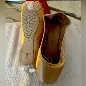 Capezio pointe shoes, Ava size 8.5 W, strong shank, new!